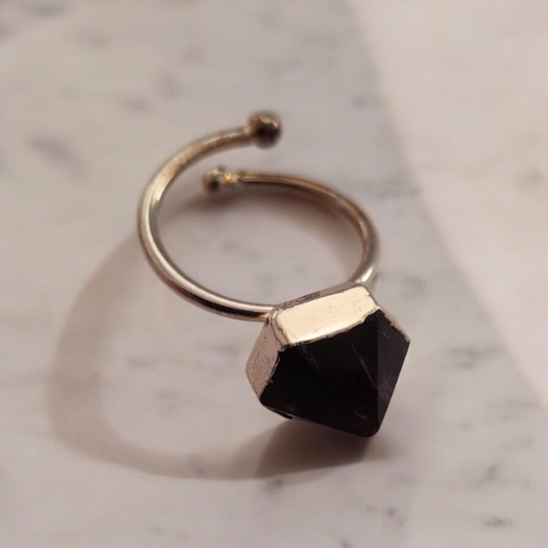 BAGUE PYRAMIDE HEXAGONALE AMETHYSTE PLAQUE ARGENT