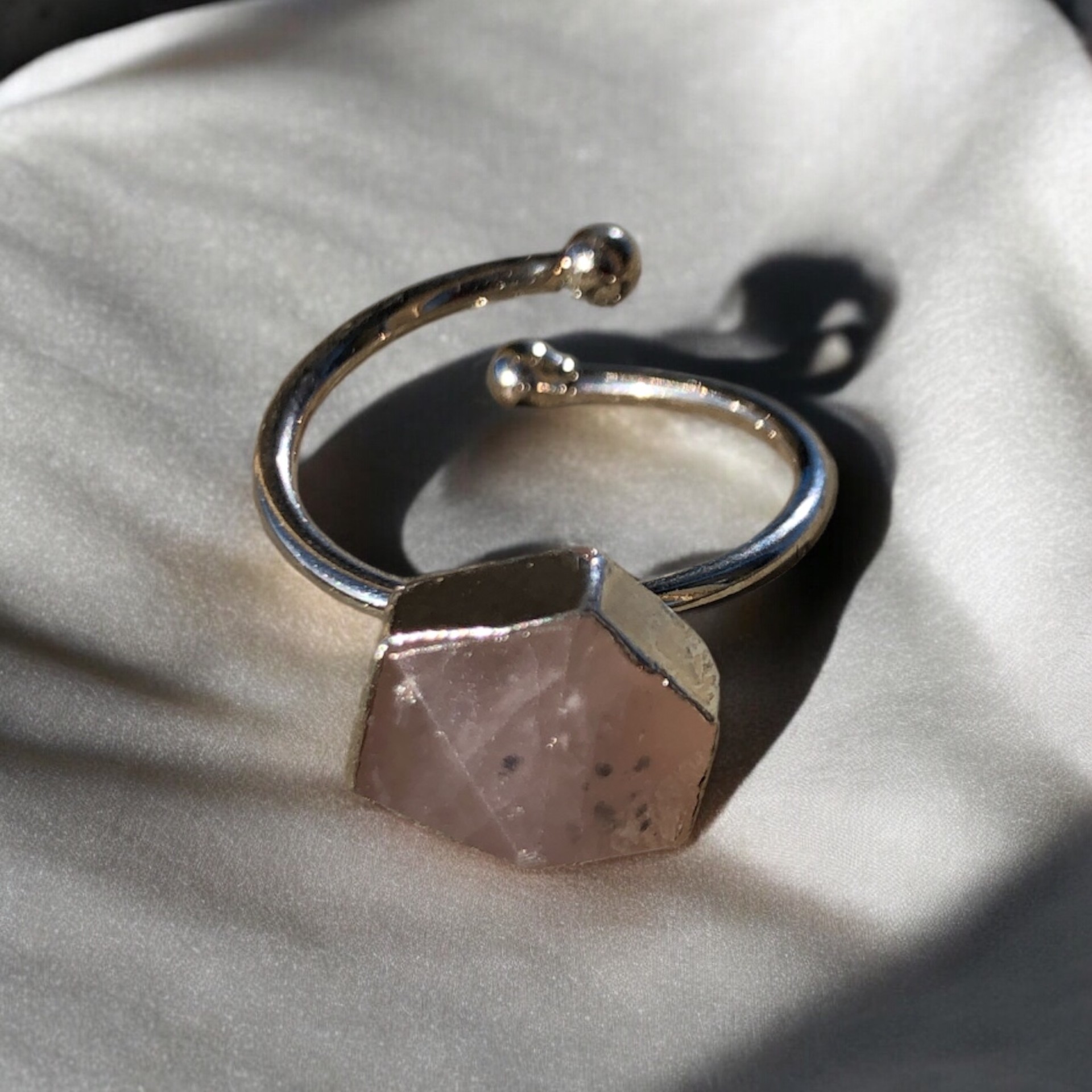 BAGUE PYRAMIDE HEXAGONALE QUARTZ ROSE PLAQUE ARGENT – Image 2