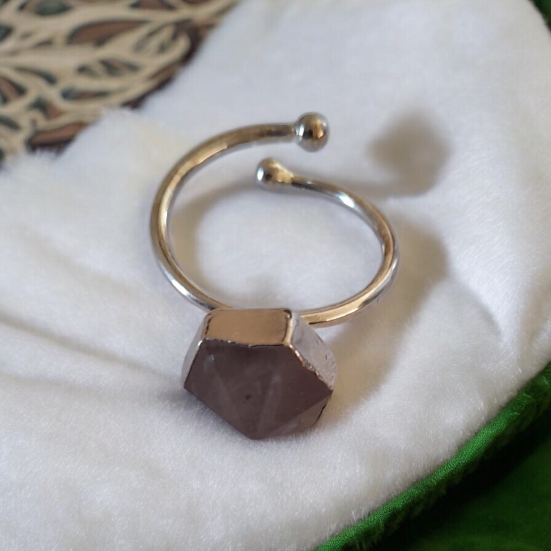 BAGUE PYRAMIDE HEXAGONALE QUARTZ ROSE PLAQUE ARGENT