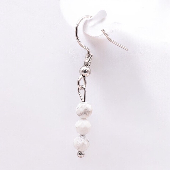BOUCLE D'OREILLE BOULES FACETTÉES 04MM HOWLITE BLANCHE A
