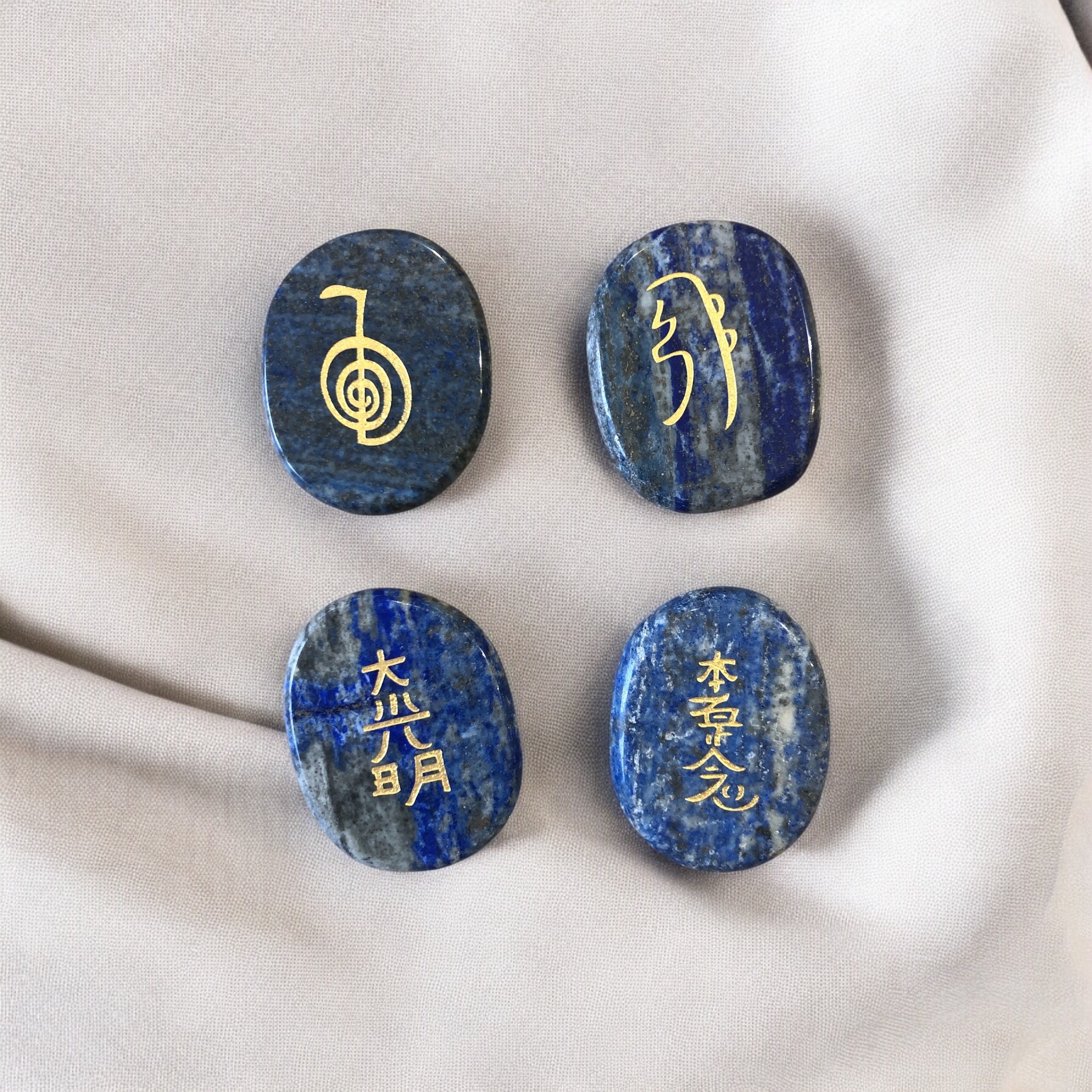LOT DE 4 PIERRES PLATES EN LAPIS LAZULI