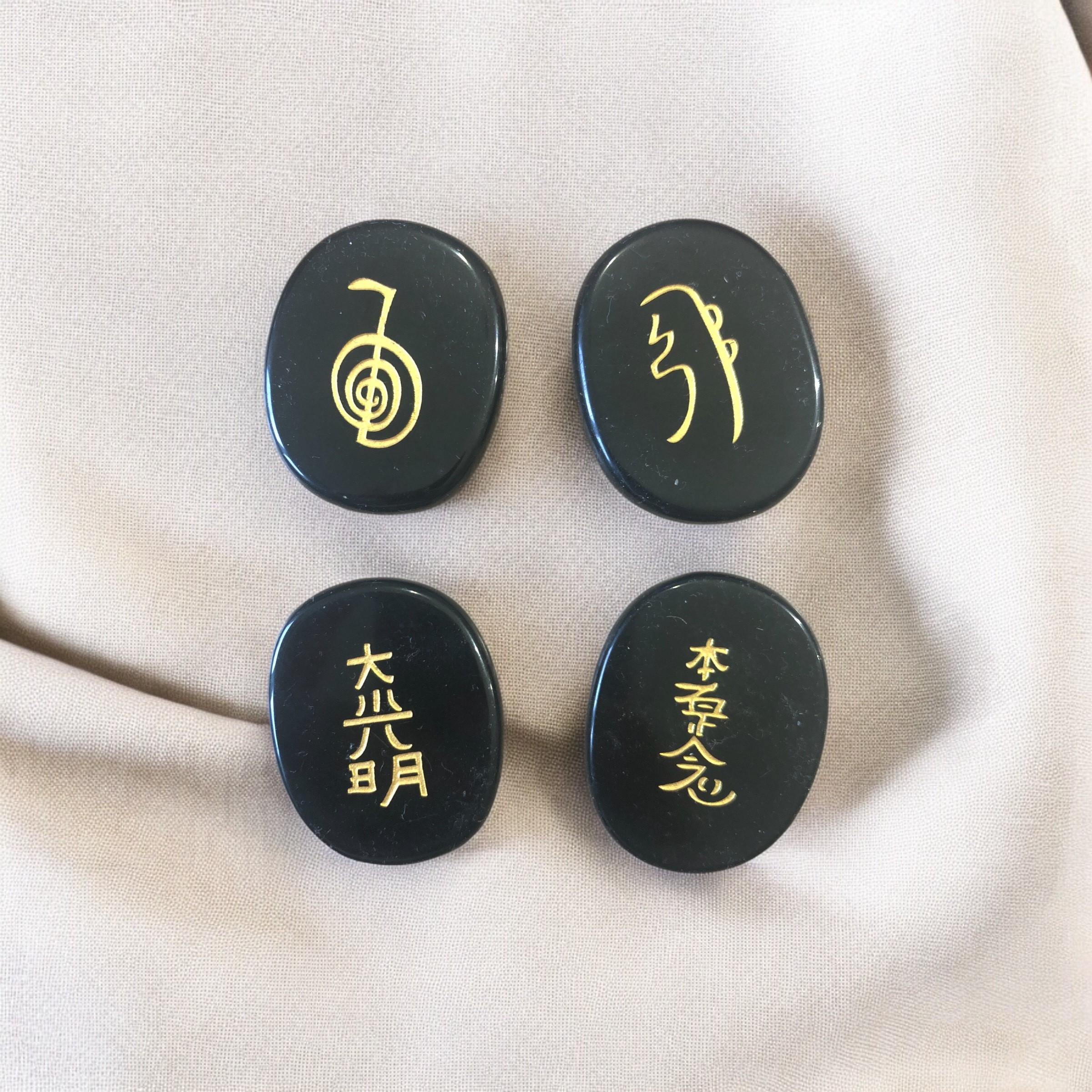 LOT DE 4 PIERRES PLATES OBSIDIENNE NOIRE